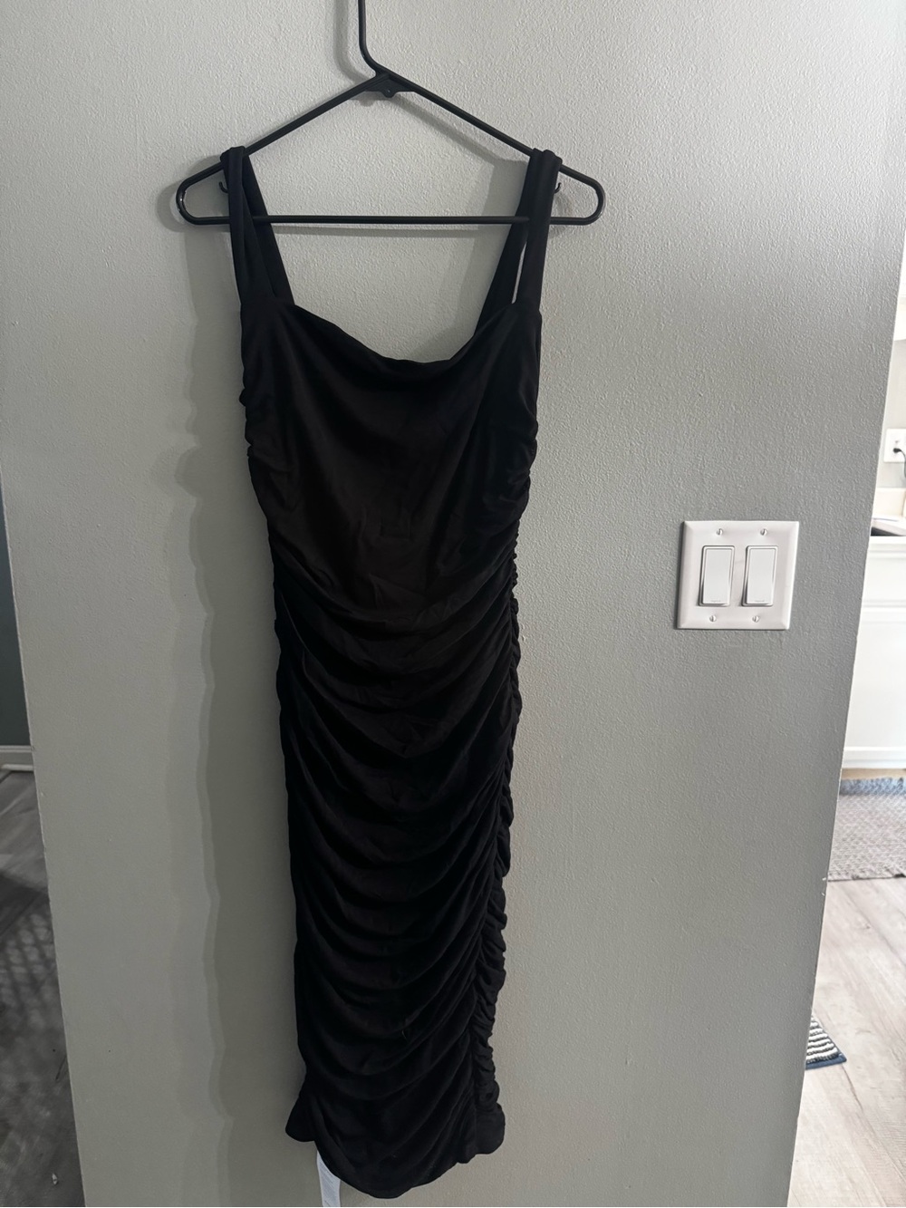 Sleek Black Ruched Midi Dress